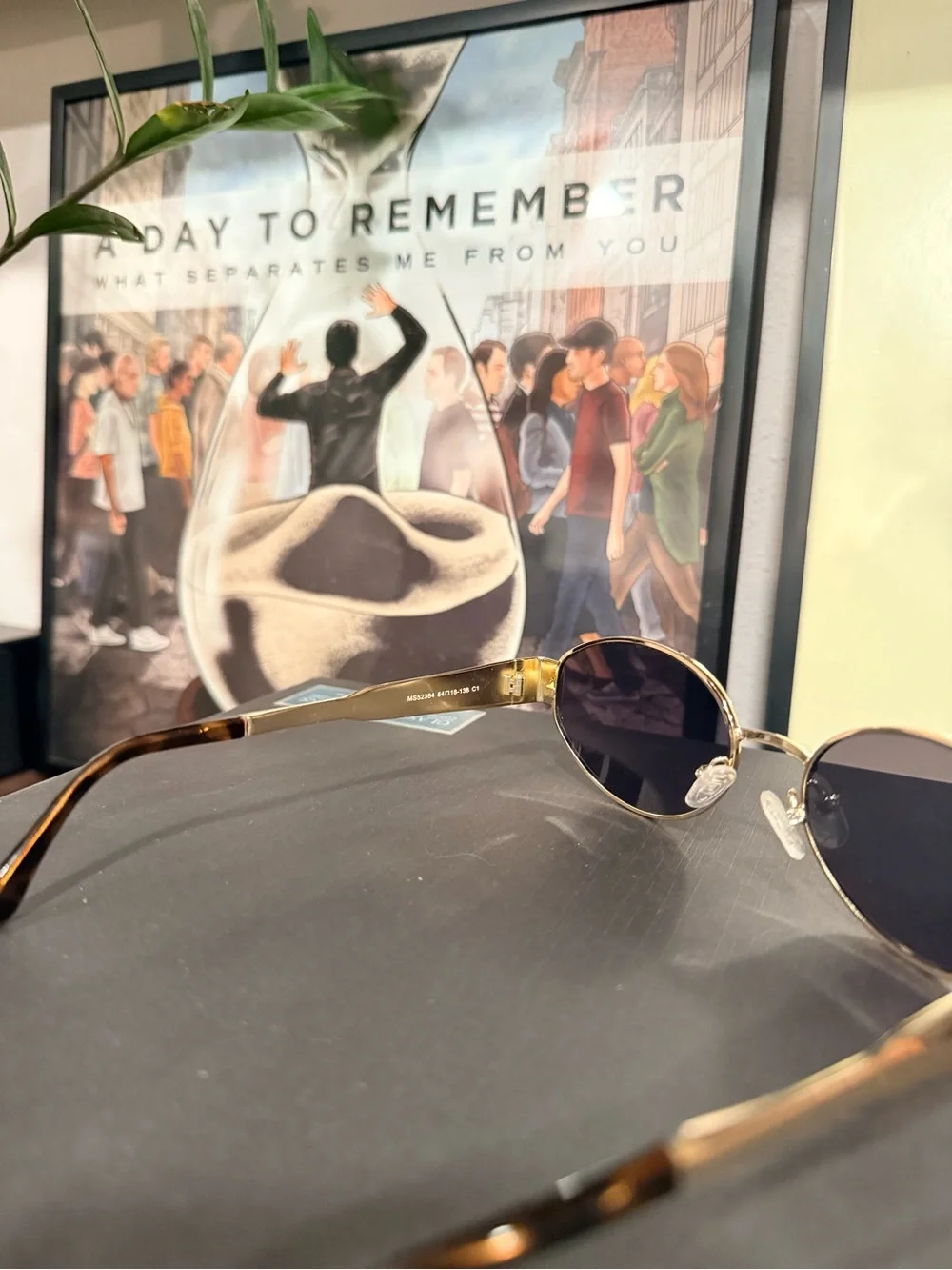 Source Unknown Gold Frame Black Lens Oval Sunglasses